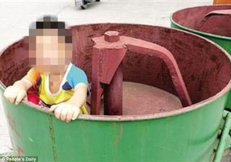 Djaloshin e padëgjueshëm familjaret e lidhin qe te mos ike foto 2