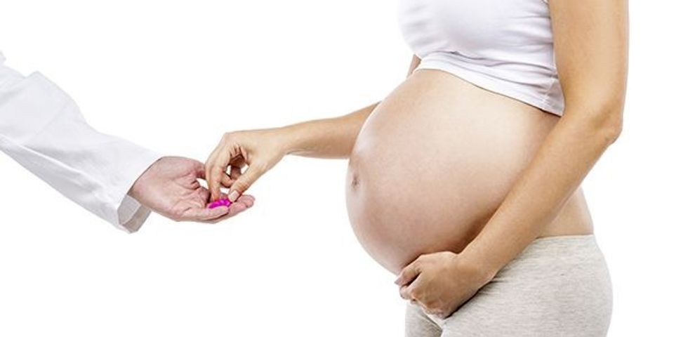 doctor woman pregnant supplements medication pills