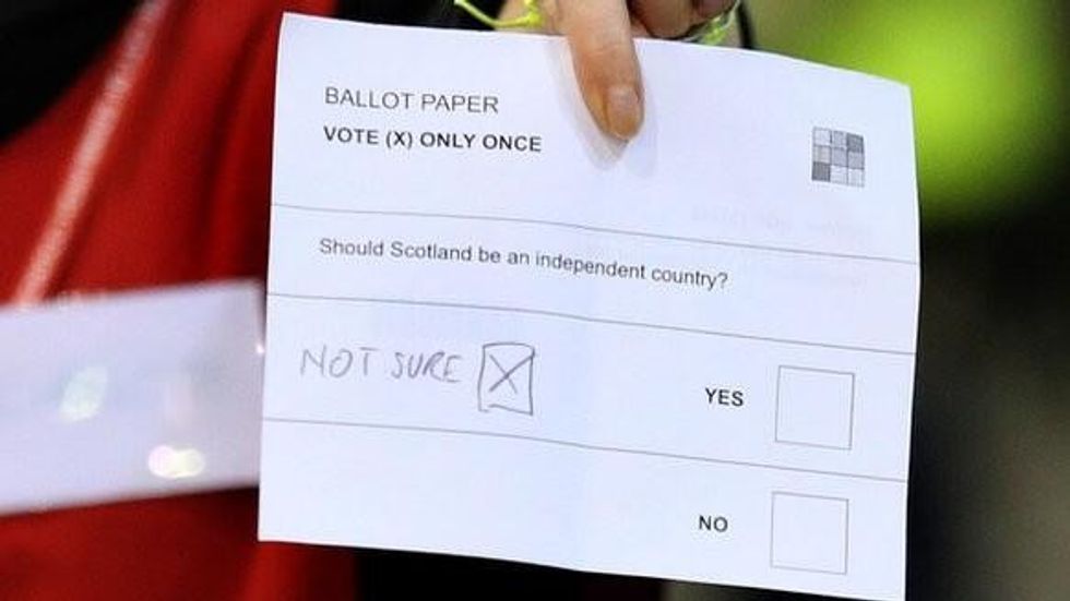 Dolën në zgjedhje por nuk votuan askënd britaniket qe u bene kreative me fletevotime foto 5