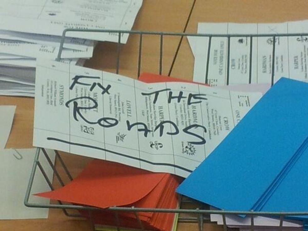 Dolën në zgjedhje por nuk votuan askënd britaniket qe u bene kreative me fletevotime foto 6