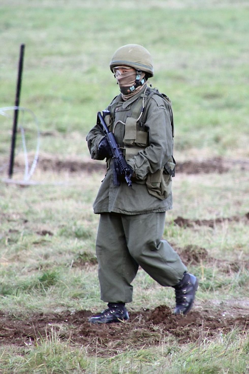 DPL771 : (Green man) A Gurkha soldier dressed in green with no badges and face mask - simulating the Spetznaz forces who arrived in Crimea in 2014. Picture:- Bob Morrison/Defence Picture Library