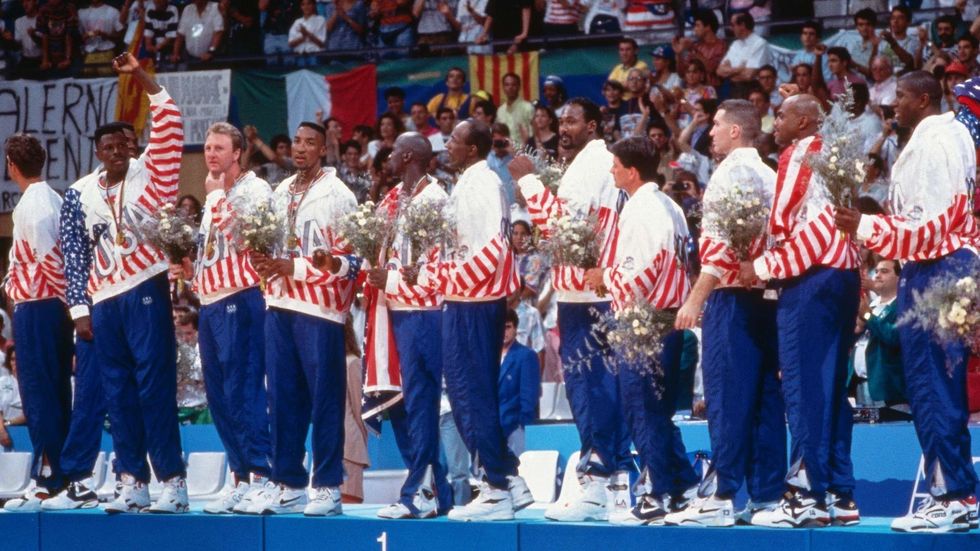 dream team at the podium after winning the gold medal at the barcelona olympics in 1992 irplbe2fkzoi14sf5u3yqlygu