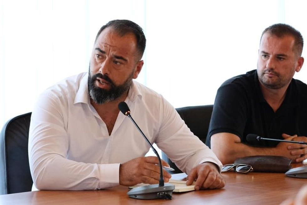 drejtori i arsimit ne deqan