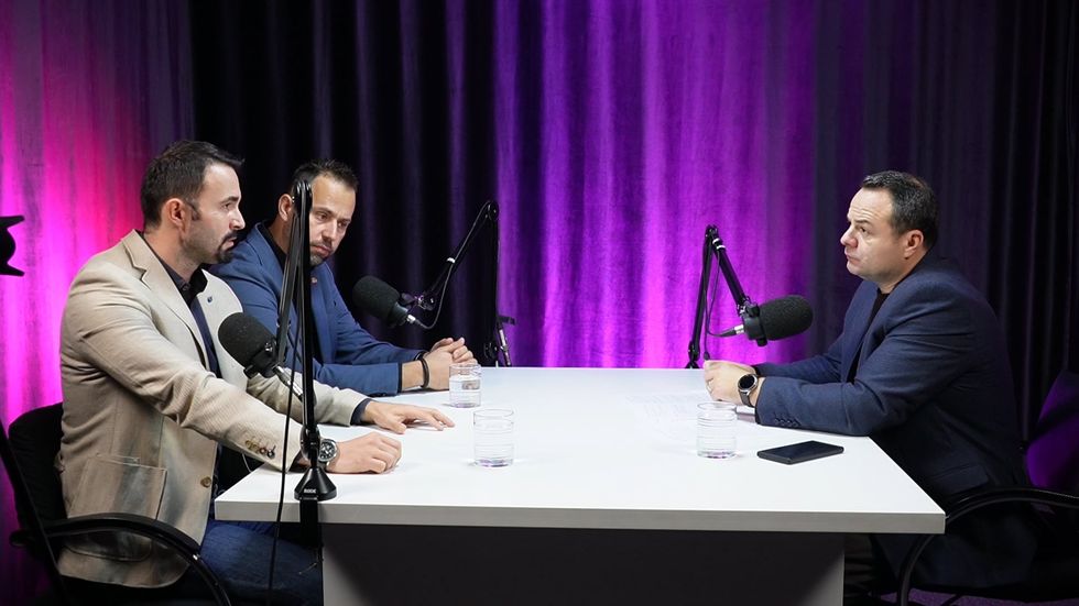 Dren G\u00ebrguri, Blerton Abazi dhe Muhamet Hajrullahu, kryeredaktor i Telegrafi.com