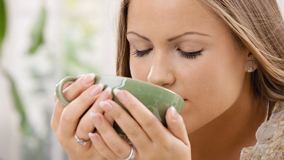 drinking-green-tea-to-detox-pancreas