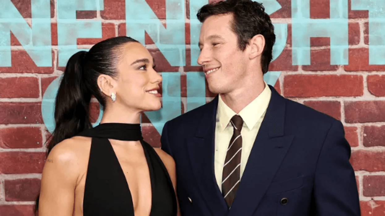 Vetëm një ditë pas përfundimit të Sunny Hill, Dua Lipa shfaqet krah partnerit në premierën e filmit të tij të ri