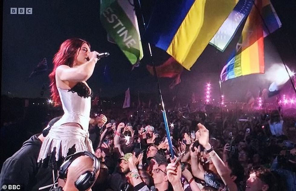 Dua e bëri të qartë mbështetjen e saj për Gazën teksa ishte titullar i Glastonbury mbrëmë duke kënduar pranë flamurit të shquar të Palestinës në turmë.