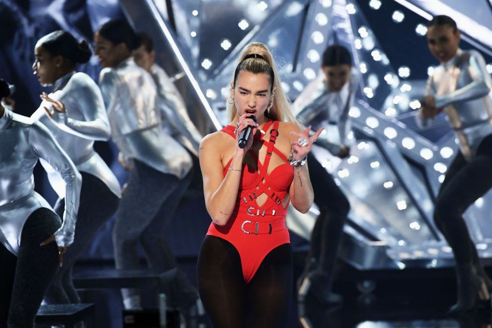 DuaLipaoperfromanceama 2