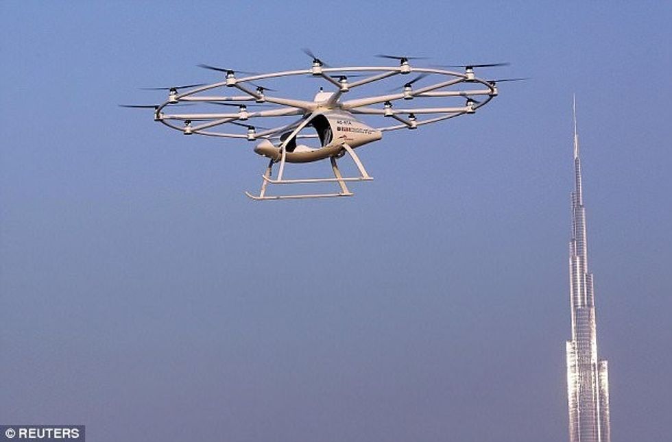 Dubai pritet të bëhet qyteti i parë që ofron shërbimin e taksive fluturuese pa pilot foto 2