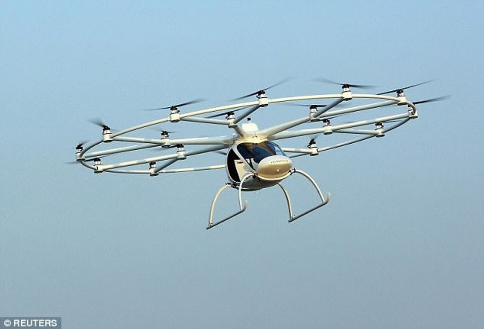 Dubai pritet të bëhet qyteti i parë që ofron shërbimin e taksive fluturuese pa pilot foto 3