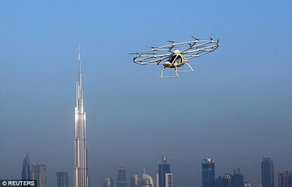 Dubai pritet të bëhet qyteti i parë që ofron shërbimin e taksive fluturuese pa pilot foto 7
