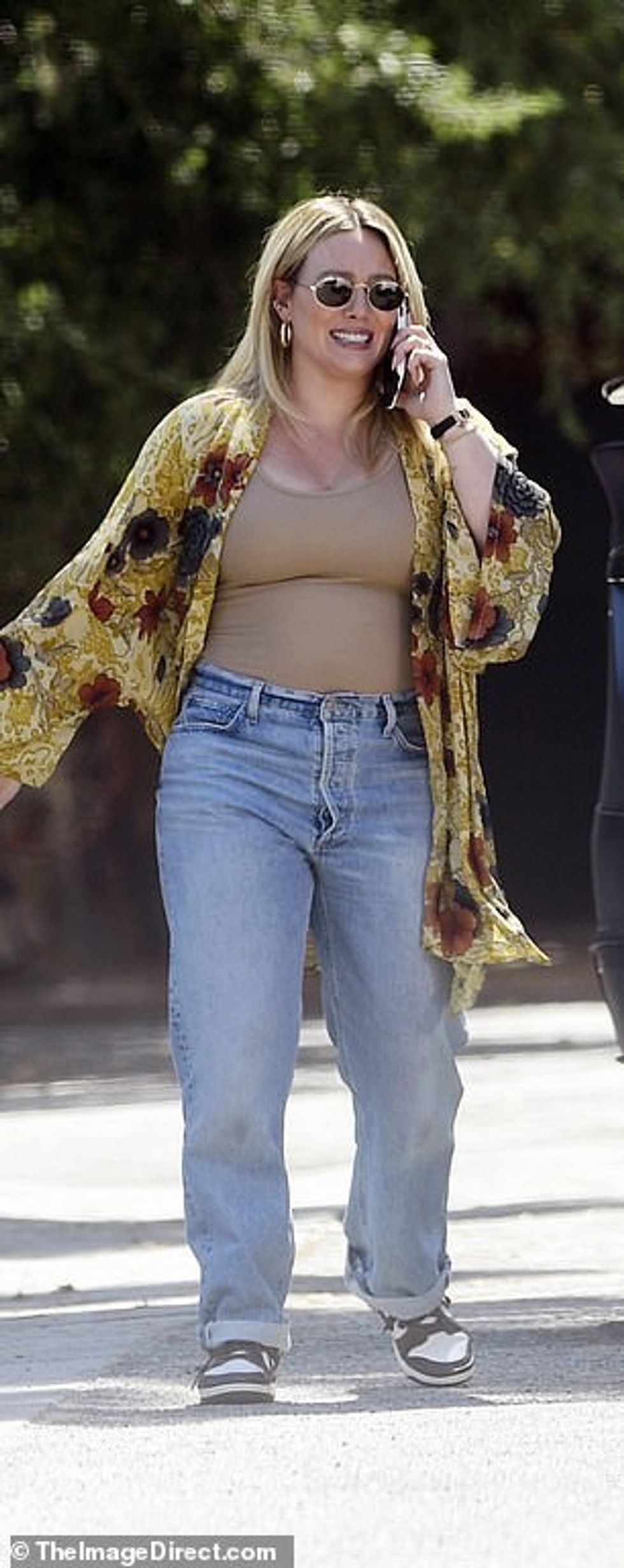 Duff, e cila lindi vajzën Townes në maj, u mbulua në rrezet e diellit të LA me një xhaketë të pastër ari, të kuqe, qymyr dhe krem.