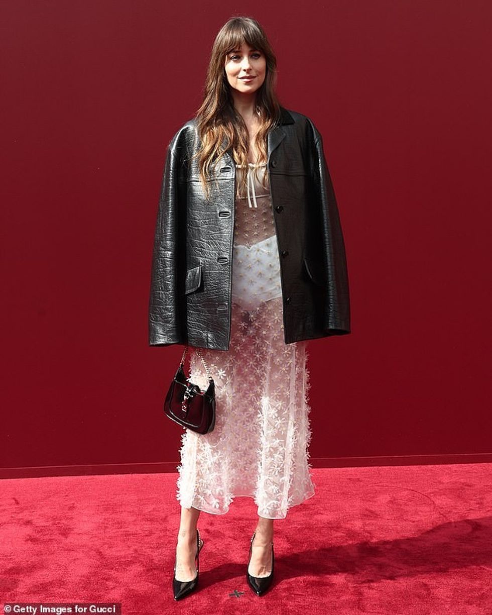 Duke e bashkuar look-un e saj me një xhaketë lëkure të zezë, Dakota e aksesoi pamjen e saj me taka me majë dhe një çantë dore me lëkurë krokodili