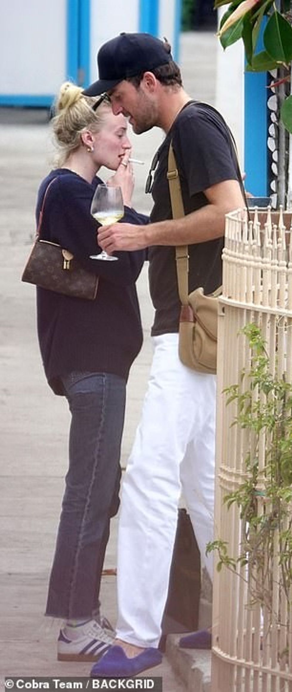 Duke e mbajtur atë me stil, Sophie zgjodhi një bluzë të thjeshtë dhe xhinse të prera drejt, ndërkohë që mbështette syzet e diellit në kokë.