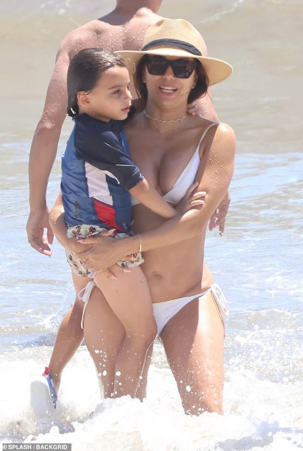 Duke e mbrojtur fytyrën me një kapelë dielli me buzë të gjerë, Eva shfrytëzoi sa më shumë rrezet e diellit spanjolle duke shijuar një ditë në plazh me familjen e saj.