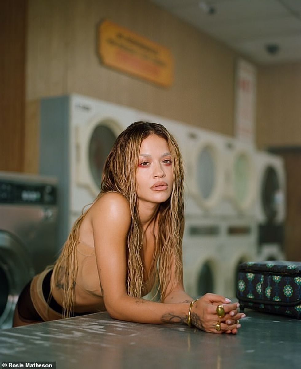 Duke folur për publikimin e fundit, Rita tha: 'Kënga është plot me atmosferë optimiste, verore dhe ka të bëjë me kapjen e momentit në mënyrë romantike dhe zhytje direkt me atë dikë të veçantë.