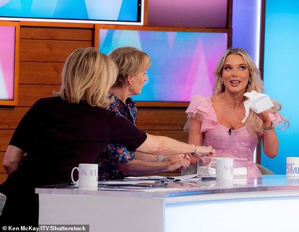 Duke luftuar lotët dhe duke kapur dorën e Sally për mbështetje, Helen - e cila luajti vajzën e Sally, Rosie Webster në sapunin ITV - u përgjigj: