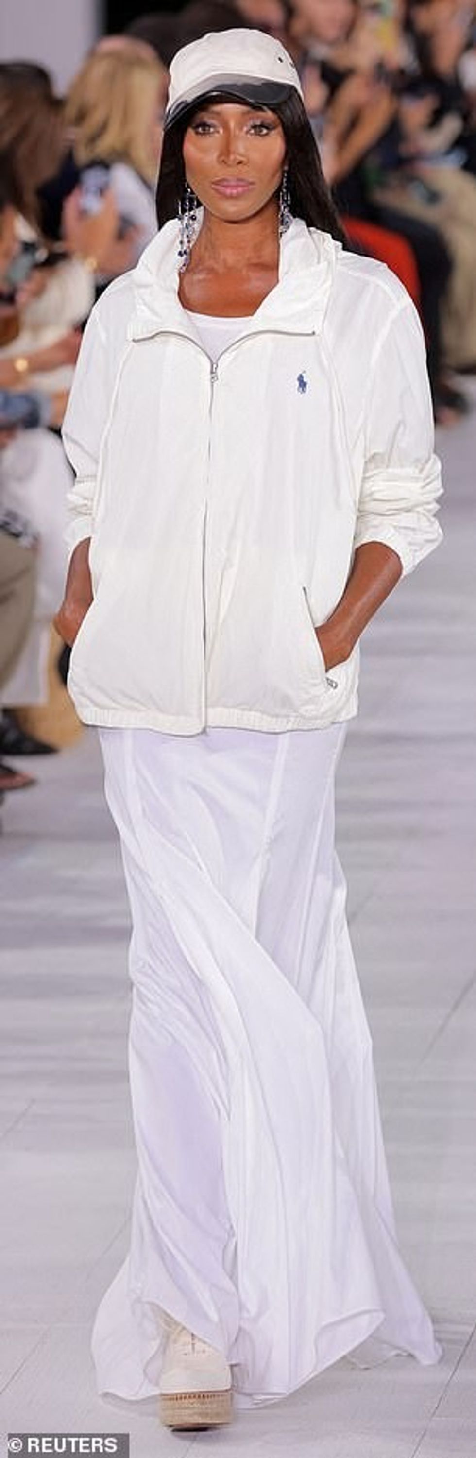 Duke modeluar një fustan të thjeshtë të bardhë, ajo kishte veshur një xhaketë të lirë me zinxhir të bardhë Ralph Lauren dhe një kapak të bardhë bejsbolli me një maskë të zezë.