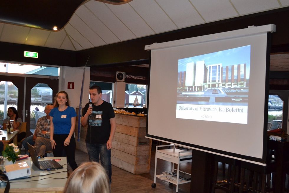 Duke prezantuar punimin shkencor në Holandë 1