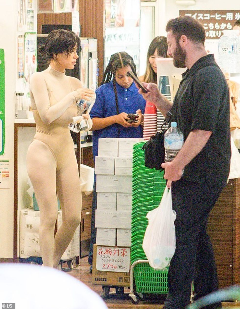 Duke shkuar në një supermarket në Japoni me vajzën e madhe të Kanye, North West dhe fëmijën e tretë, Chicago, 6 vjeç, Bianca rrëshqiti në një rrobë nudo të ngushtë, e cila tregonte të brendshmet e saj.