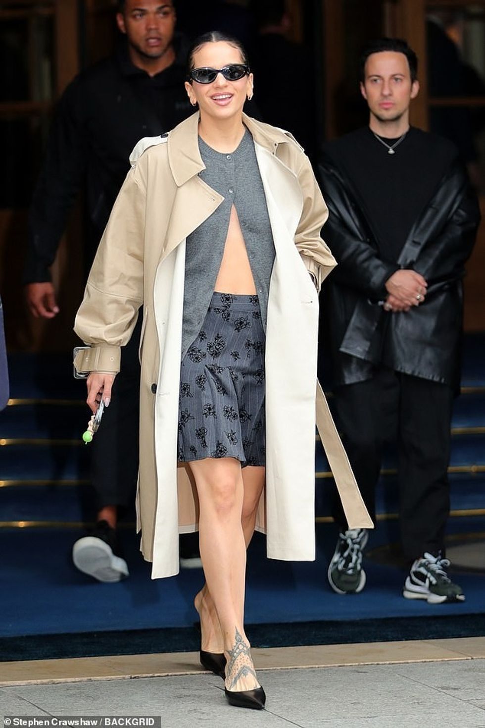 Duke stiluar fijet e saj të errëta në një stil të rregullt, Rosalia e kompletoi ansamblin e saj duke bërë aksesorë me një palë vathë rrathë prej ari