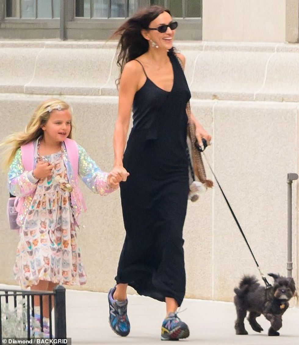 Duke theksuar veçoritë e saj të sirenës së ekranit me një grim, ajo i dha një spërkatje pamjes me një grup vathësh të zbukuruar.