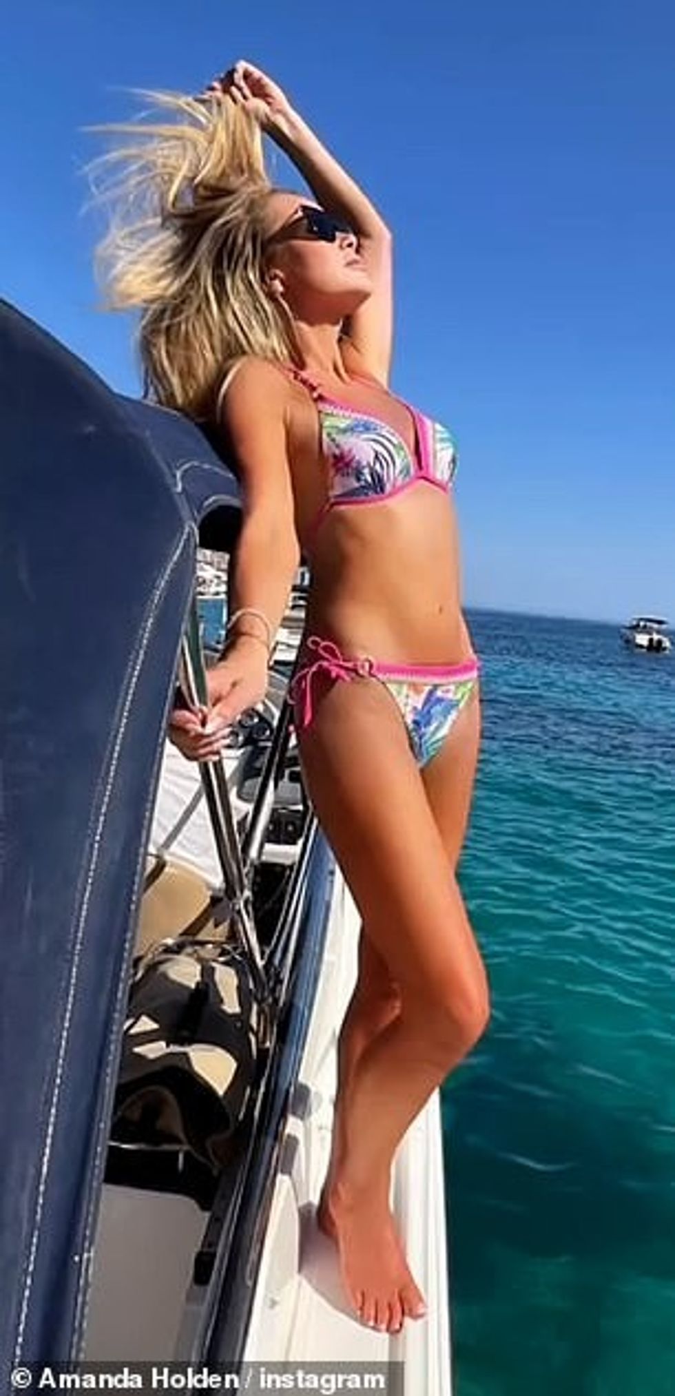 Duke thithur rrezet, ajo la bravat e saj bionde të liroheshin, ndërkohë që kompletonte look-un e saj me disa nuanca elegante.