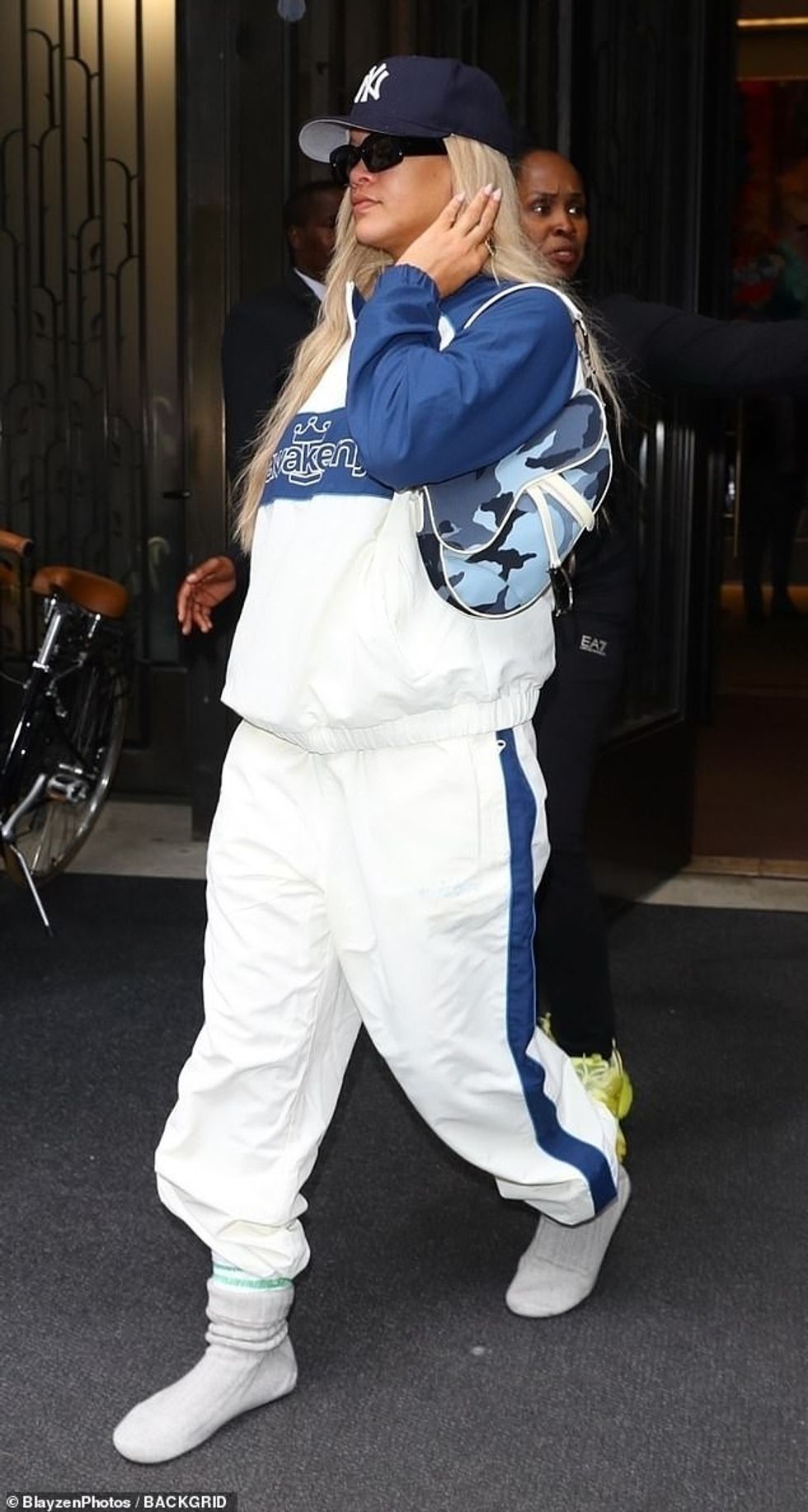 Duke u nisur për një pamje monokromatike, ajo mbante çantën e shpatullave me model blu të kamuflazhit dhe ka veshur një kapele bejsbolli të New York Yankees.