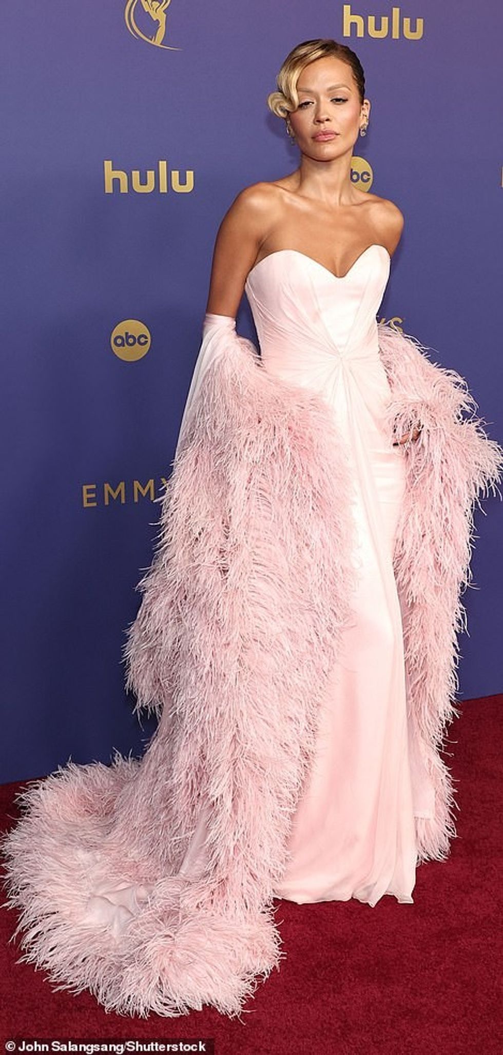 Duke zbritur në Teatrin Peacock në Los Anxhelos të dielën pasdite, Rita, 33, dukej e pabesueshme me një fustan me pupla