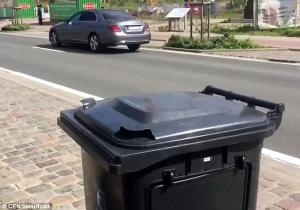 Duken si shporta të zakonshme mbeturinash shoferet te kene kujdes kur iu kalojne prane foto 2