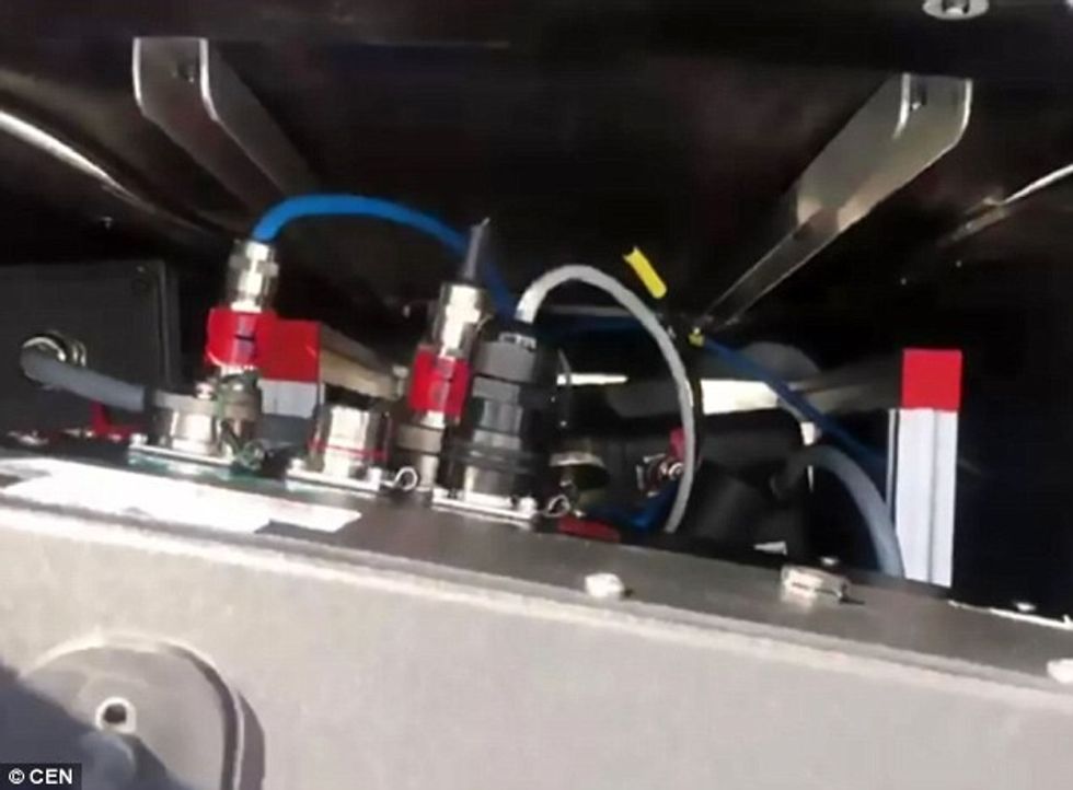 Duken si shporta të zakonshme mbeturinash shoferet te kene kujdes kur iu kalojne prane foto 3