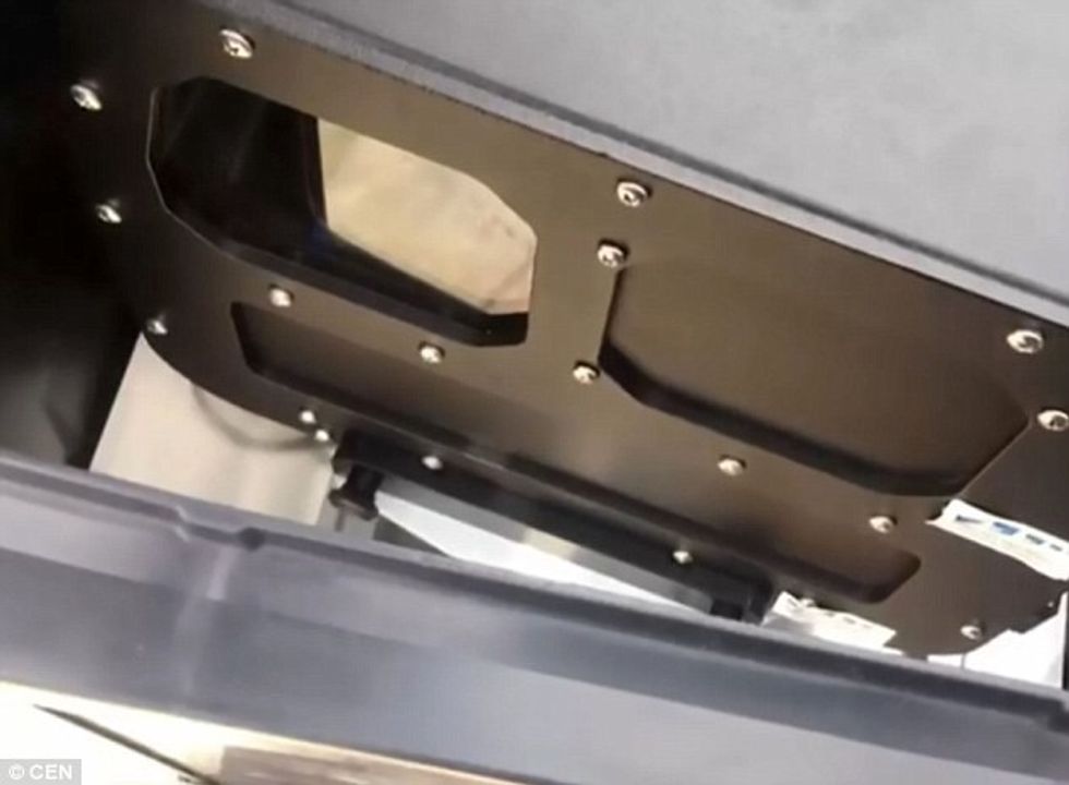 Duken si shporta të zakonshme mbeturinash shoferet te kene kujdes kur iu kalojne prane foto 4