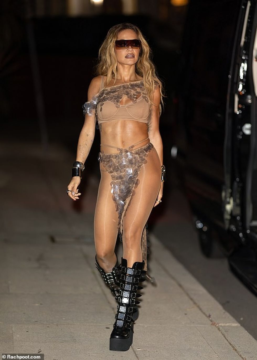 Dy-copë prezantonte një ndarje shumë të rrezikshme deri në kofshë në të dyja anët