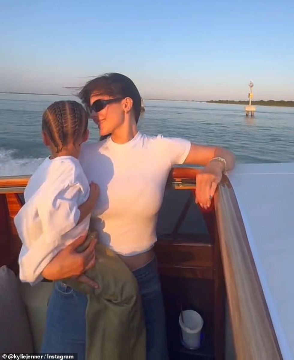 Dy fëmijët e saj, vajza Stormi, gjashtë vjeç dhe djali Aire, dy (në foto) të cilin ajo e ndan me ish të dashurin, reperi i Astroworld, Travis Scott, 33 vjeç, i janë bashkuar gjithashtu asaj në aventurën evropiane.