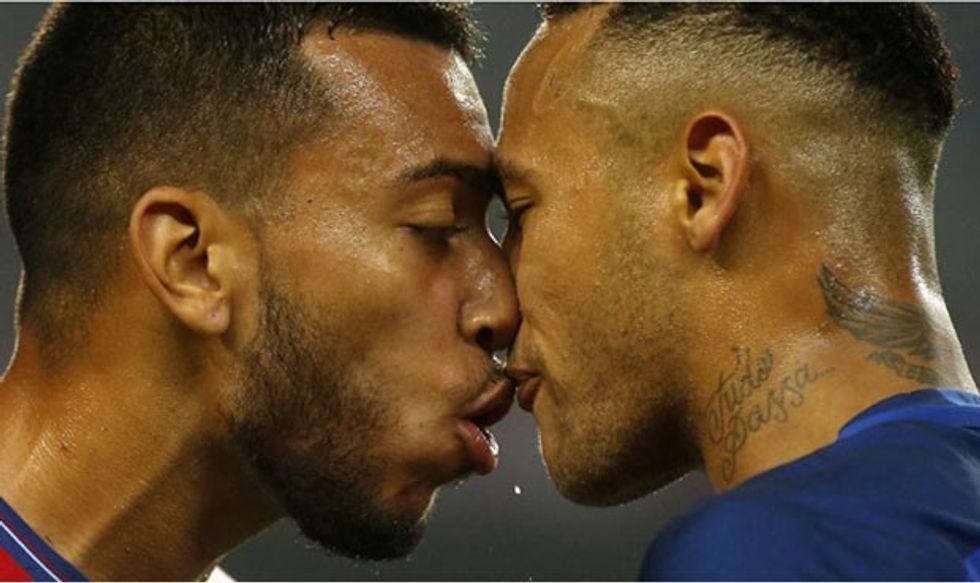 Dy lojtarët për pak sa nuk u puthën.