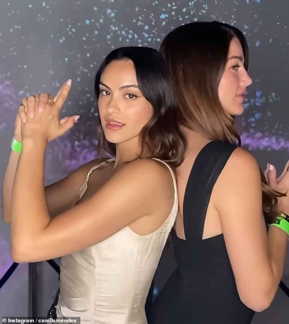 Dy postimet e saj të mëparshme, të ndara një ditë më parë, shfaqnin yllin me partneren e biznesit dhe aktoren tjetër Rachel Matthews, gjithashtu 30 vjeçe.