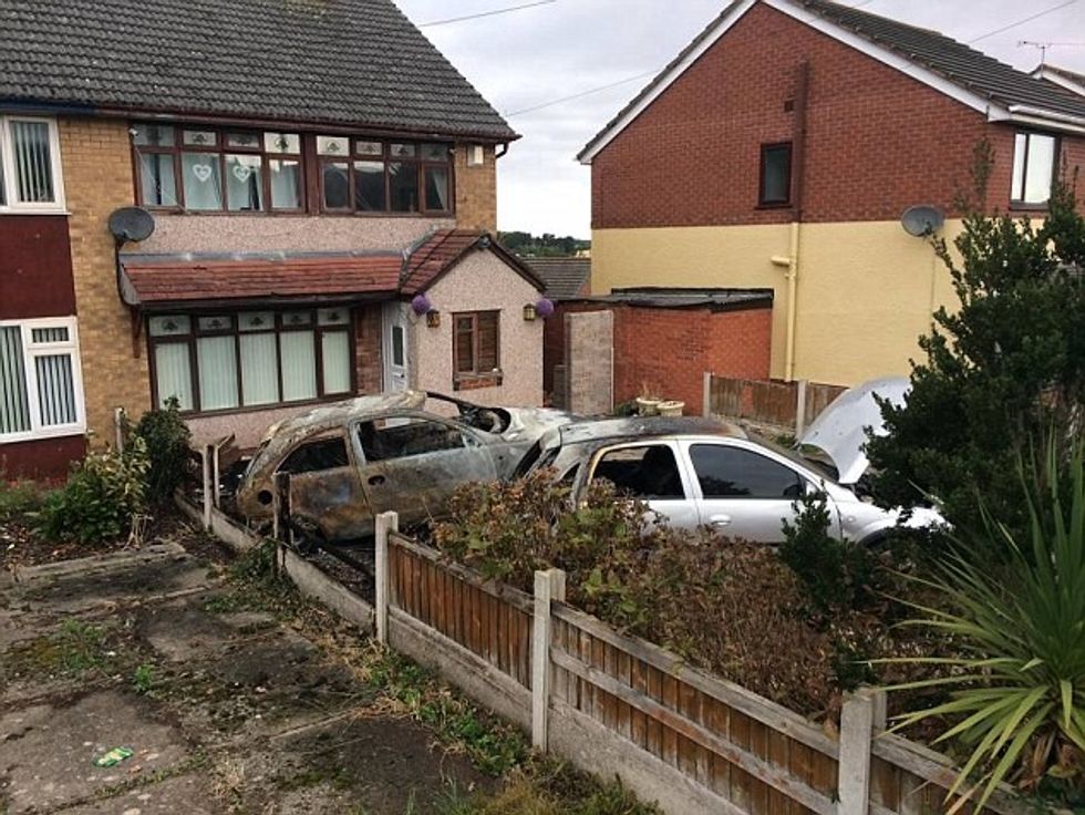 Dy veturat e djegura ishin të tezes së të fejuarës së Bale.