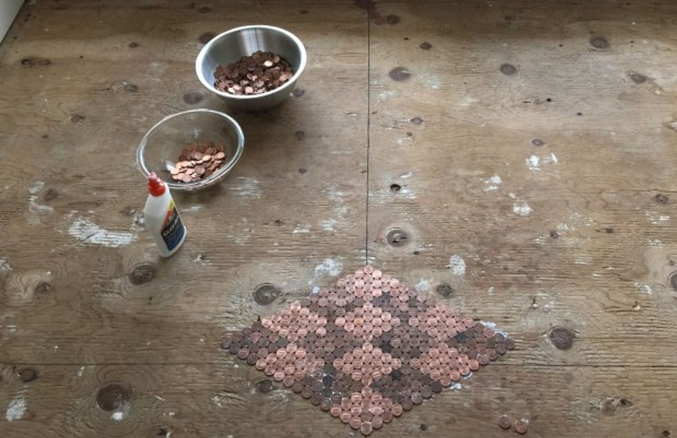 dyshemeja-e-mahnitshme-qe-eshte-mbuluar-teresisht-nga-monedhat-foto-2