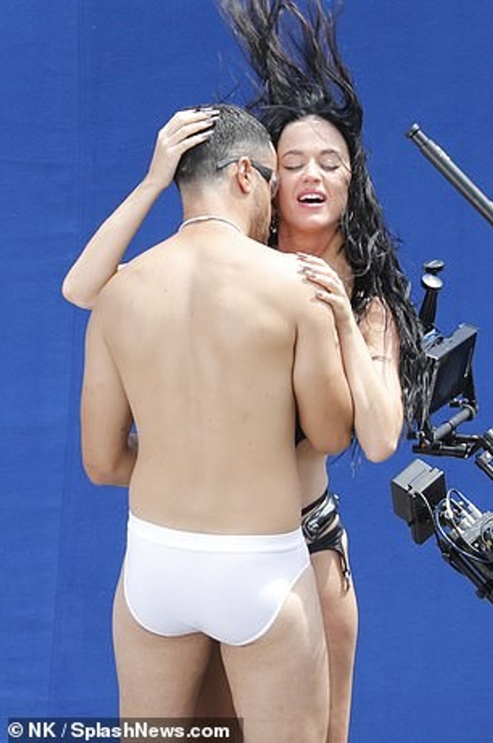 Dyshja filmuan një puthje shumë të vrazhdë përpara një CGI blu jeshile ndërsa kamera lëvizte rreth tyre për të kapur pamjen perfekte