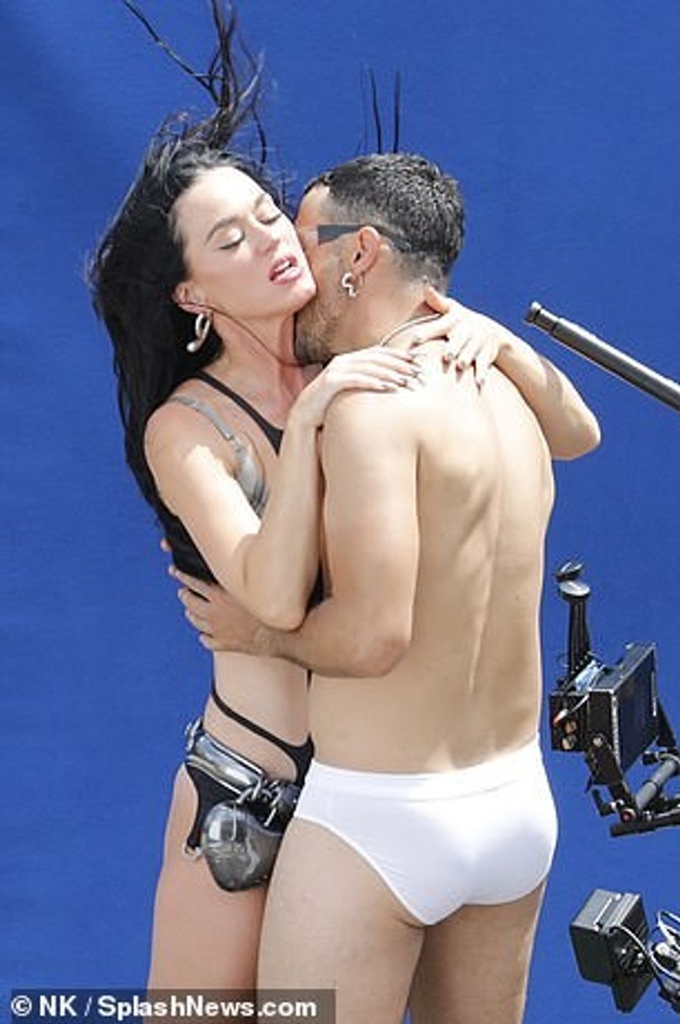 Dyshja filmuan një puthje shumë të vrazhdë përpara një CGI blu jeshile ndërsa kamera lëvizte rreth tyre për të kapur pamjen perfekte