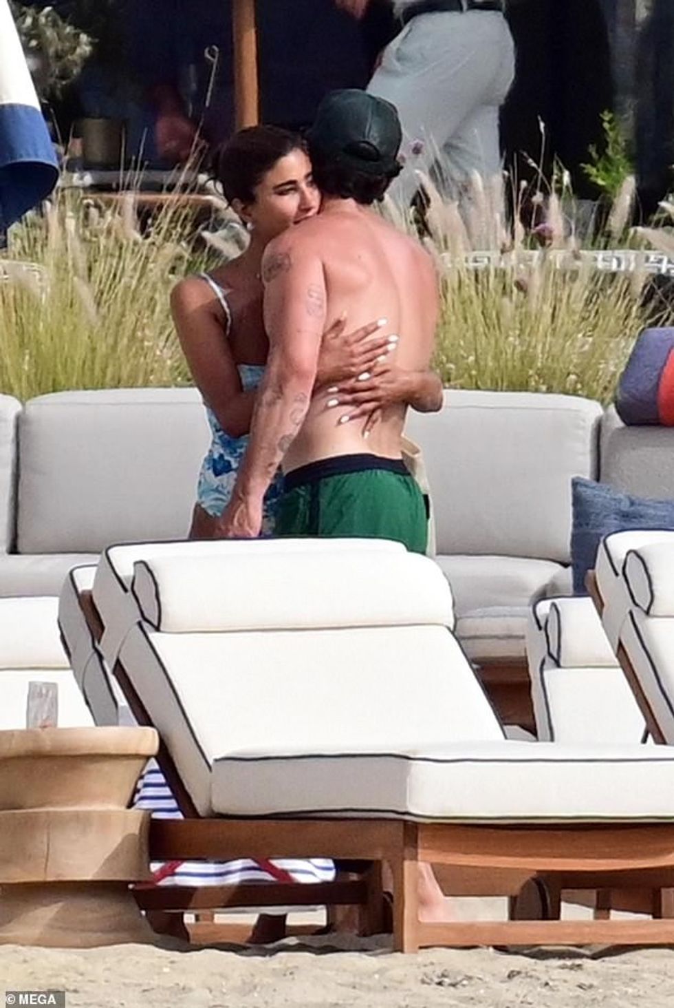 Dyshja ndanë një përqafim jashtë ujit