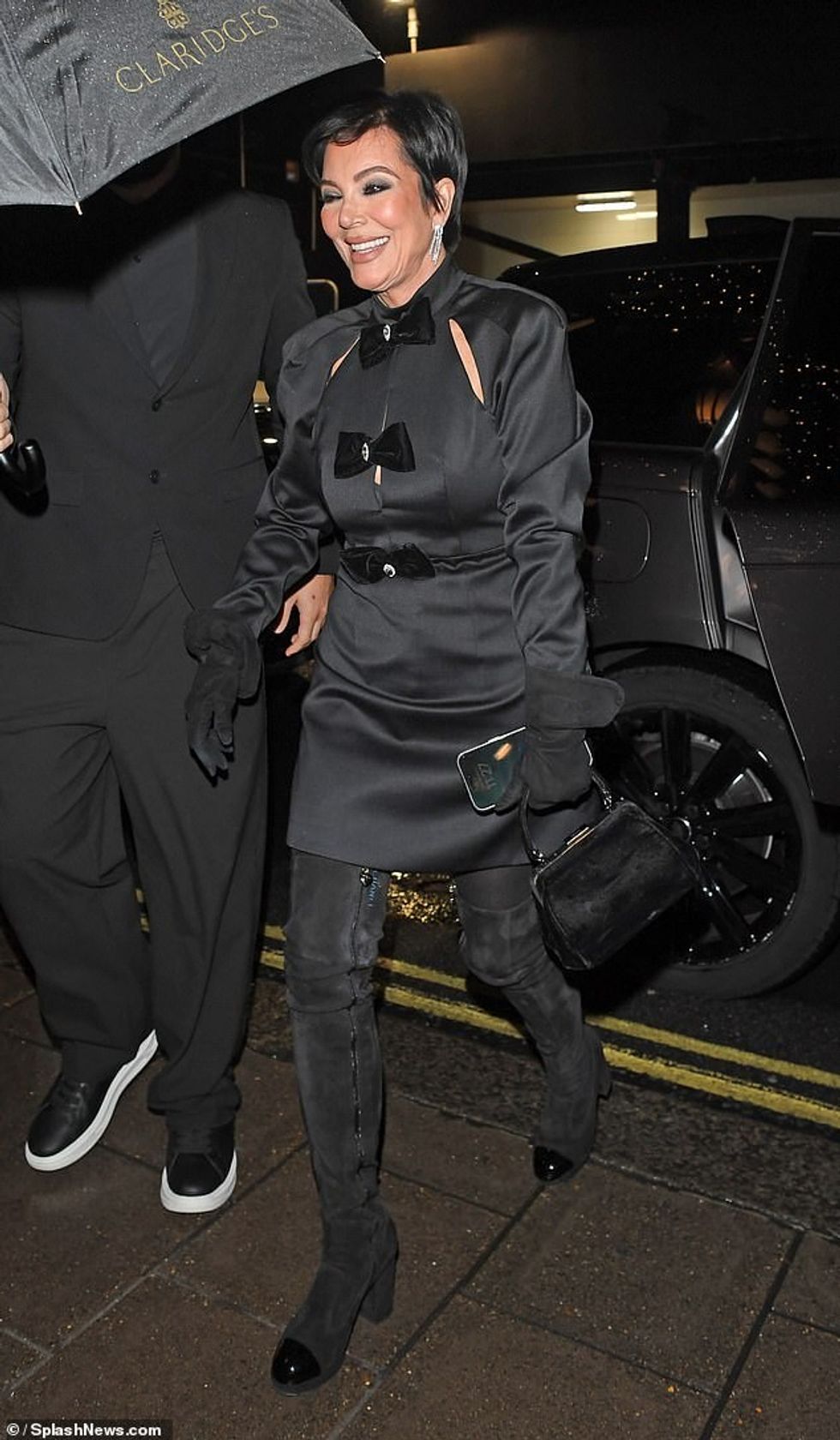 Dyshja nënë dhe bijë u pa duke u kthyer në hotelin e Claridge në Londër me një taksi të zezë të mbushur me çanta blerjesh nga Harrods dhe Selfridges.