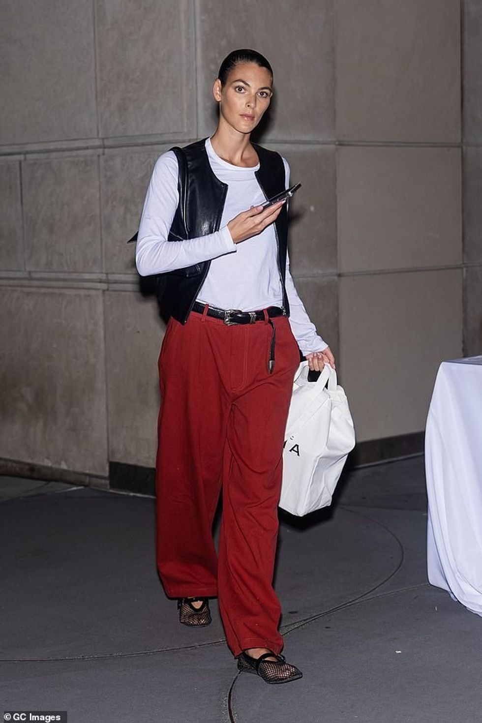 E dashura e Leonardo DiCaprio, 49 vjeç, Vittoria Ceretti, 26 vjeç, dukej e lezetshme kur arriti në shfaqjen e Alaïa Pranverë 2025, gjatë Javës së Modës në Nju Jork, të premten.