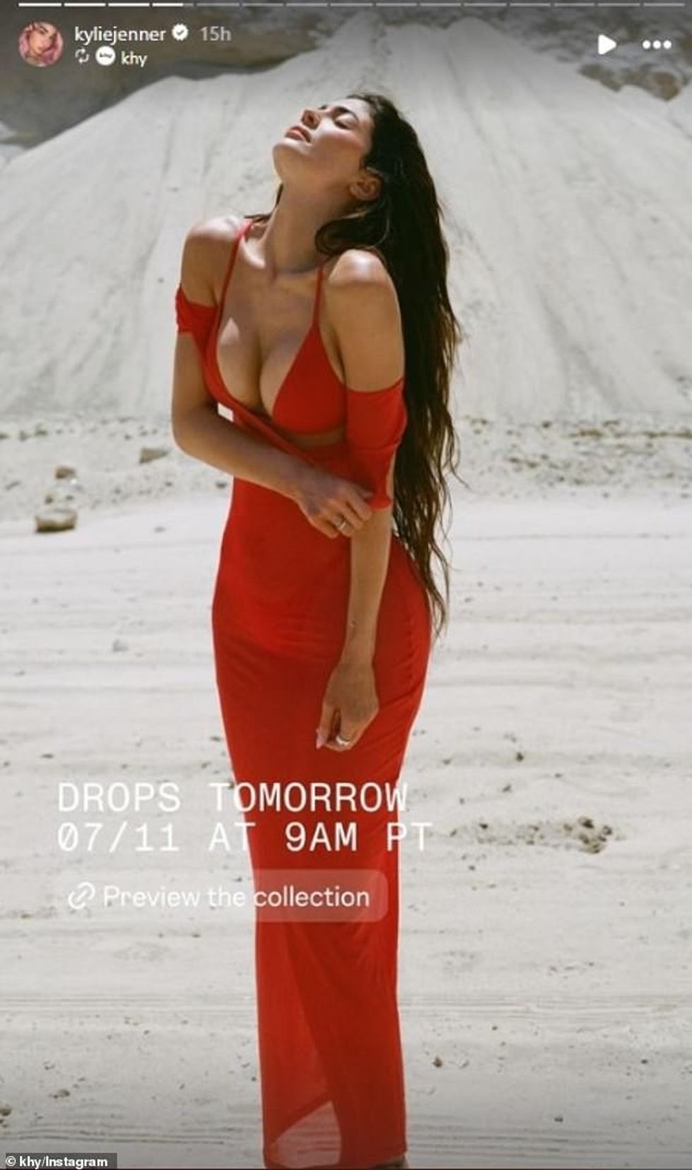 E dashura e Timothee Chalamet kishte veshur një top bikini të kuq me fustan të ngjashëm teksa qëndronte në plazh me flokët e zinj poshtë.