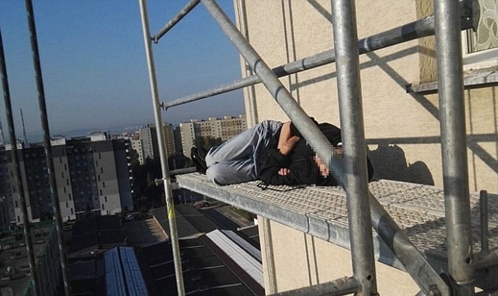 E dehura u ngjit në katin e 11 te dhe ka fjetur ne skele foto 2