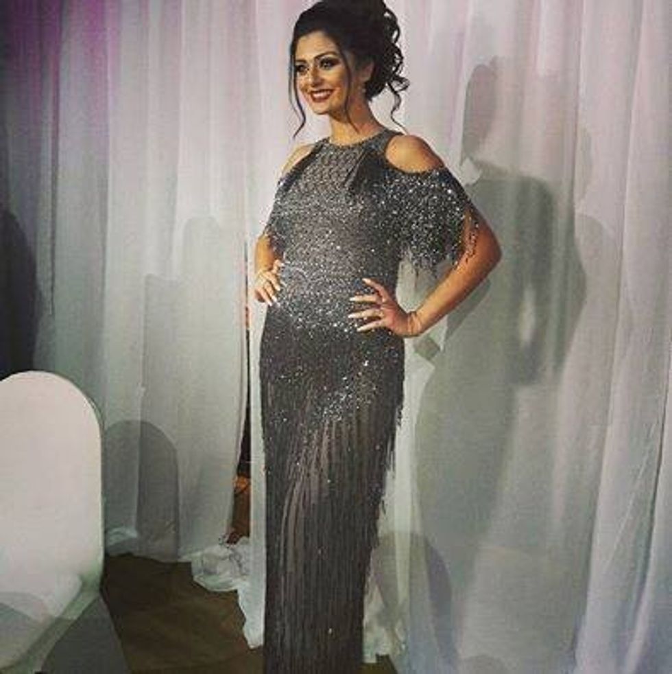 E mahnitshme! Edita Bajrami zgjodhi një fustan ngjyrë hiri shkëlqyes, për të bërë diferencën.