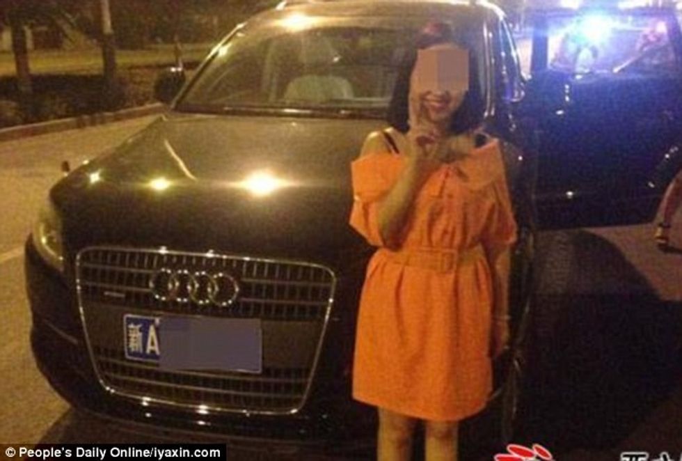 E ndaluara për vozitje të dehur flirton dhe kerkon ti behte nje fotografi me e mire foto 2