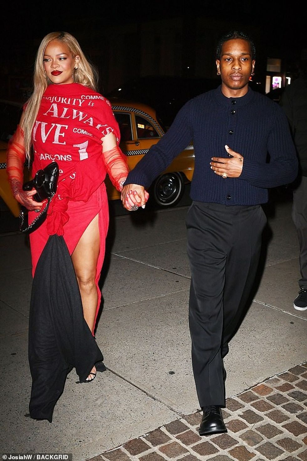 E nominuara dy herë për Grammy dukej elegante me një triko të rehatshme të thurur në ngjyrë blu të kaltër, pantallona të zeza dhe këpucë të ngjashme