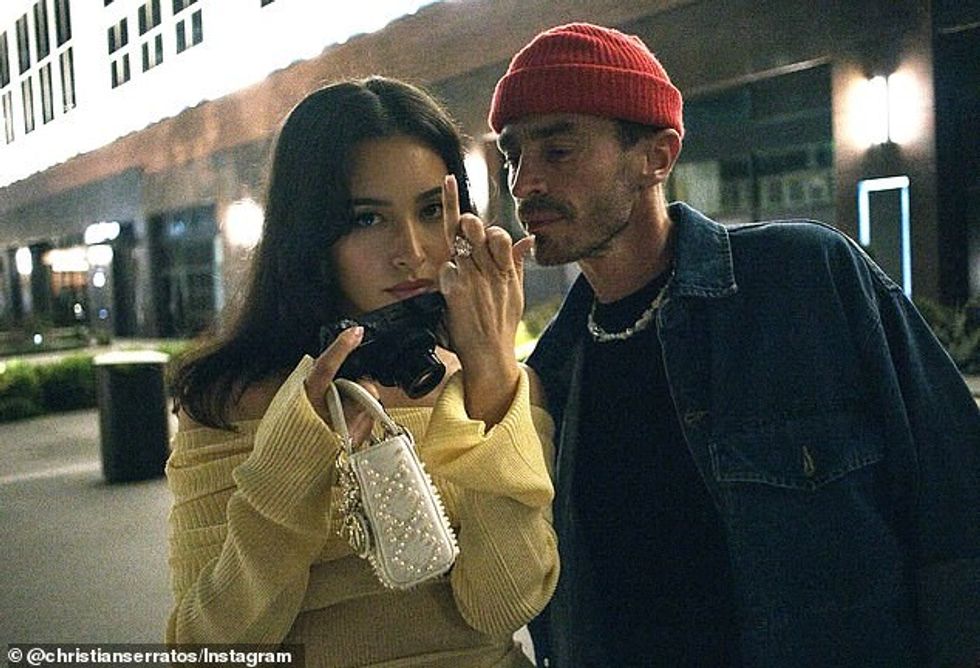 “E pashë performancën e tij dhe kur shkova në prapaskenë për t'i përshëndetur një miku që ishte në turne, u njoha me të. Ne patëm takimin tonë të parë natën tjetër dhe që atëherë kemi qenë bashkë”, tha ajo