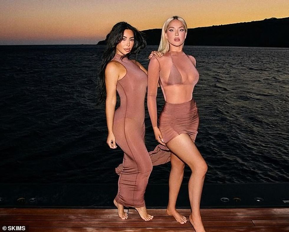 E veshur me një fustan të tejdukshëm bodycon, nëna e katër fëmijëve shfaqi fizikun e saj të përsosur, me veshjen që përqafonte kthesat e saj të famshme